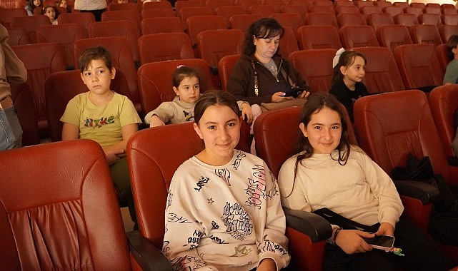 İznik Belediyesi gerçekleştirdiği Sıfır Atık Projesi İle atık pilleri tiyatro