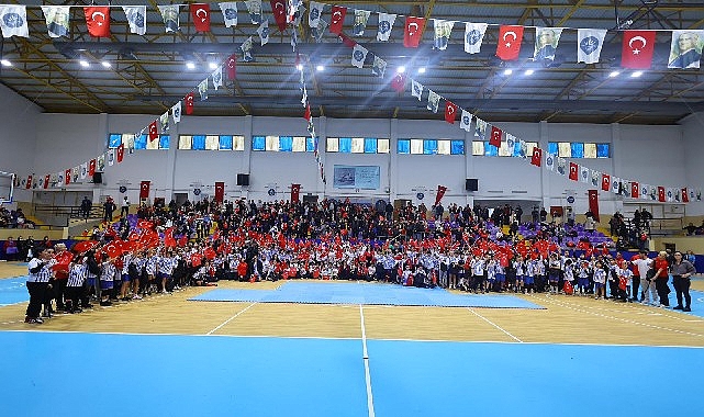 Karabağlar Belediyesi’nin düzenlediği Sömestr Spor Şenliği, İhsan Alyanak Spor Salonu’nda