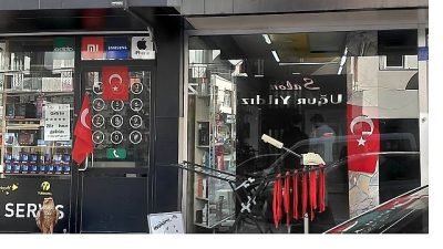 Karaman Belediyesi tarafından şehir genelinde başlatılan Türk bayrağı dağıtım çalışması