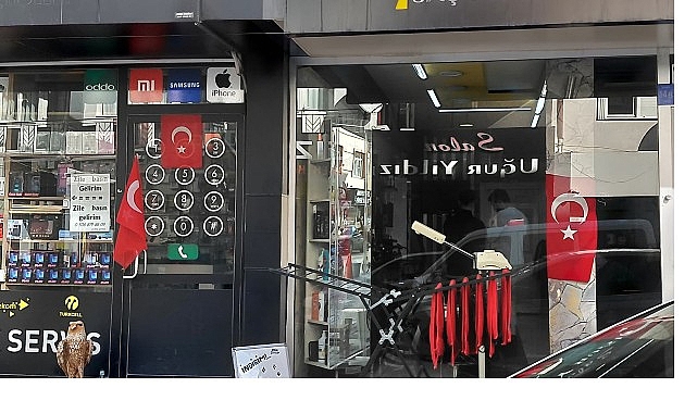 Karaman Belediyesi tarafından şehir genelinde başlatılan Türk bayrağı dağıtım çalışması