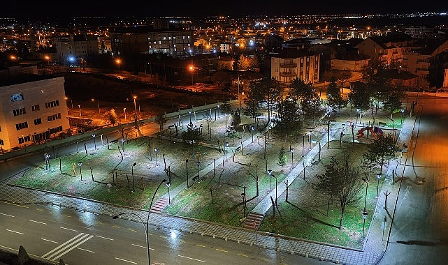 Karaman Belediyesi, şehir genelinde sürdürdüğü yeni park yapım çalışmalarının yanı
