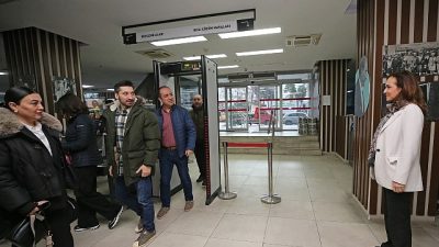 Karşıyaka Belediye Başkanı Yıldız Ünsal, ana hizmet binasının girişinde çalışanları