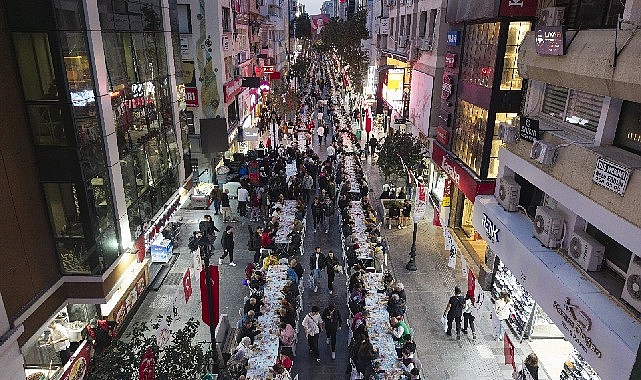 Karşıyaka Belediyesi, Ramazan ayında binlerce vatandaşı iftar sofralarında buluşturacak.