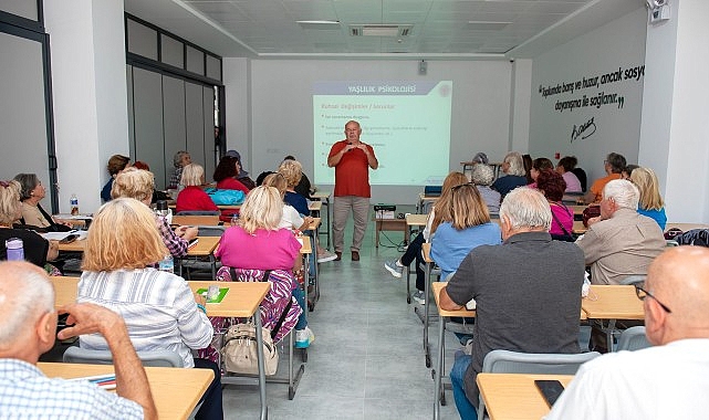 Karşıyaka Belediyesi 3. Yaş Üniversitesi’nde 60 öğrencinin katılımıyla yeni eğitim