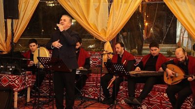 Kartepe Belediyesi’nin Kent Meydanı’nda kurduğu Ramazan etkinlik alanı, her akşam