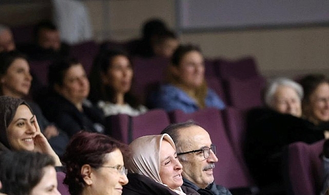 Kartepe Belediyesi’nin kültür sanat takvimi kapsamında düzenlenen yetişkin tiyatrosu gösterimleri