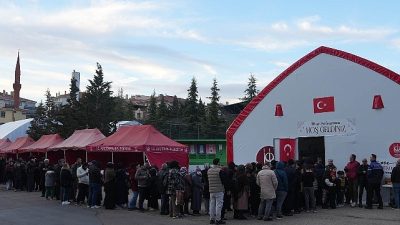 Keçiören Belediyesi, ilçenin 18 farklı noktasında kurduğu iftar sofralarıyla ramazan