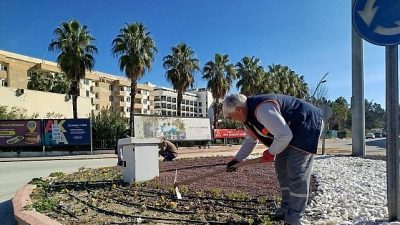 Kemer Belediyesi Park ve Bahçeler Müdürlüğü ekipleri ilçe genelindeki orta