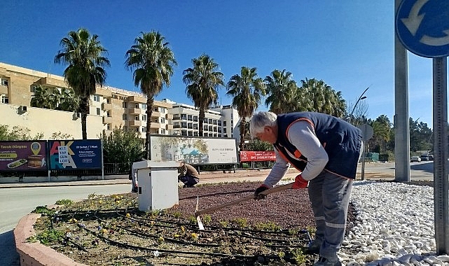 Kemer Belediyesi Park ve Bahçeler Müdürlüğü ekipleri ilçe genelindeki orta
