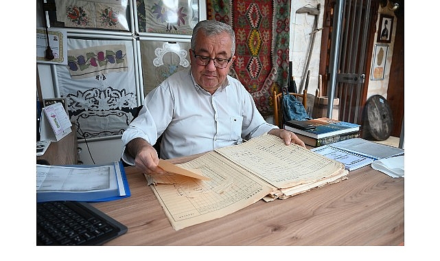 Kemer Belediyesi Kültür Evi Sorumlusu Yerel Tarihçi Ramazan Kar, elinde