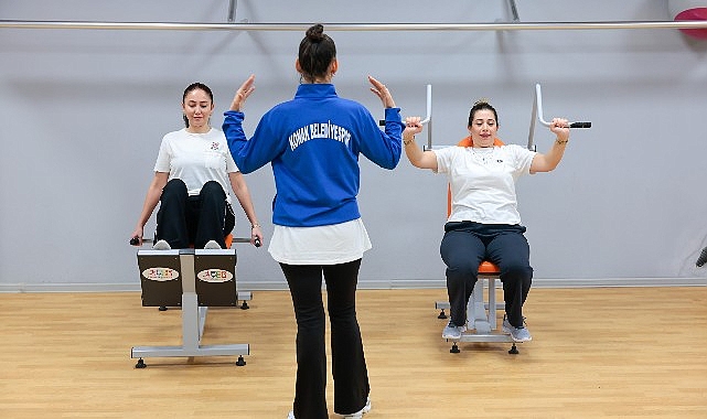 Konak Belediyesi, sekiz farklı merkezde deneyimli eğitmenler eşliğinde düzenlediği aerobik,