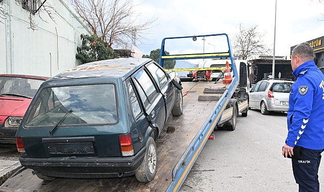 Manisa Büyükşehir Belediyesi, kent genelinde görüntü kirliliği oluşturan, trafik akışını
