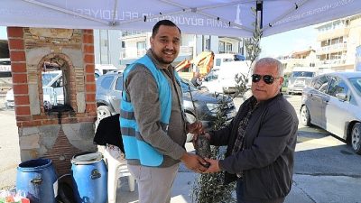 Menderes Belediyesi, başlatmış kampanya ile atık yağları toplayıp zeytin fidanı