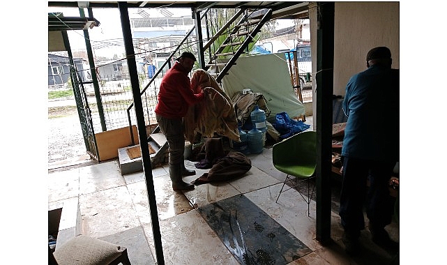 Menderes Belediyesi tarafından aşırı yağışlar sonrası zarar gören evlerde temizlik