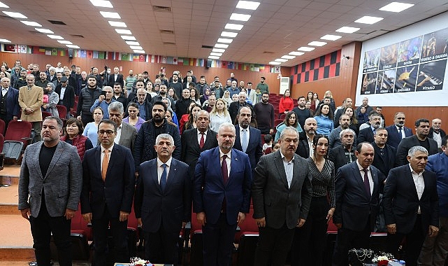 Menemen Belediyesi Kültür Merkezi'nde aşıklar geçidi yaşandı. 12 aşık ve