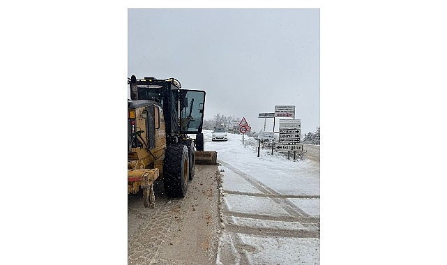 Nilüfer Belediyesi ekipler, soğuk hava ve kar yağışı nedeniyle ulaşımın