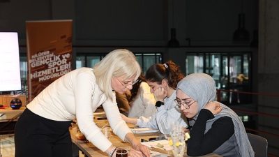 Nilüfer Belediyesi’nin düzenlediği “Aromaterapi Doğal Parfüm Atölyesi”nde katılımcılar, koku duyusunu