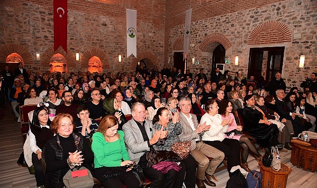 Osmangazi Belediyesi’nin düzenlediği ‘Türkülerde Buluşalım’ konserinde Türk Halk Müziği Korosu,