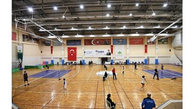 Osmangazi Belediyesi’nin ev sahipliğinde Dikkaldırım Spor Salonu’nda düzenlenen Badminton Yıldızlar