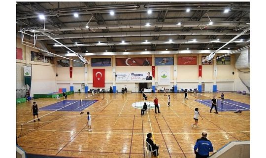 Osmangazi Belediyesi’nin ev sahipliğinde Dikkaldırım Spor Salonu’nda düzenlenen Badminton Yıldızlar