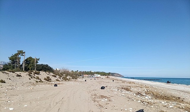 Kemer Belediyesi Temizlik İşleri Müdürlüğü ekipleri, ilçe genelindeki tüm sahillerde