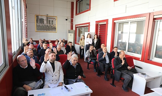 Toplantı, 6 Şubat depremlerinde hayatını kaybeden vatandaşların anılmasıyla başladı. Meclis