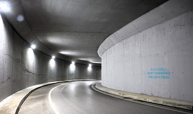 Kocaeli Büyükşehir Belediyesi, Şehir Hastanesi’ne ulaşımı sağlayan alt geçitte yaptığı