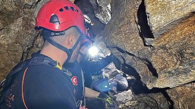 İzmir’in Selçuk ilçesindeki Sütini Mağarası’nda düzenlenen eğitim etkinliği sırasında yaklaşık