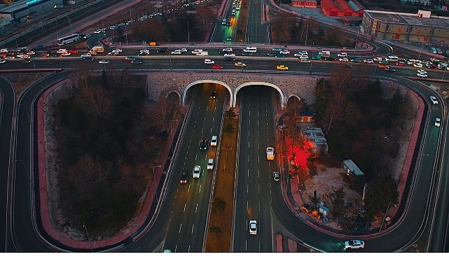Belediyemiz tarafından modern bir teknikle yenilenen Marangozlar Köprülü Kavşağı ile