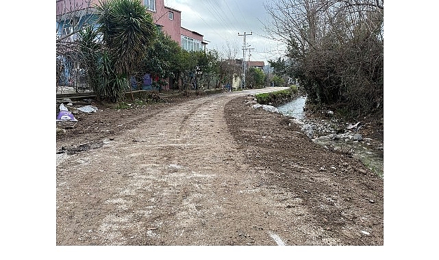 Kemer Belediyesi Fen İşleri Müdürlüğü ekipleri, şiddetli yağışlar nedeniyle Kuzdere