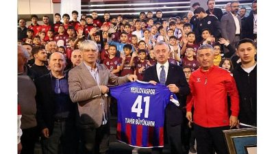 Kocaeli gençliği için çalışmalarına hız veren Büyükşehir Belediyesi, genç sporcuların