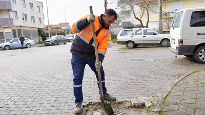 Burhaniye Belediyesi Temizlik İşleri Müdürlüğü ekipleri, yoğun yağışlar sonucu yaşanabilecek