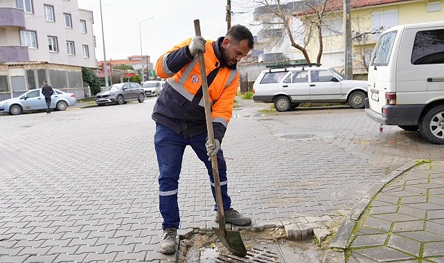 Burhaniye Belediyesi Temizlik İşleri Müdürlüğü ekipleri, yoğun yağışlar sonucu yaşanabilecek