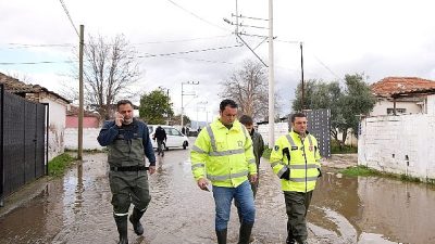 Torbalı’da etkisini artıran yoğun yağışlara karşı belediye ekipleri 60 mahallede