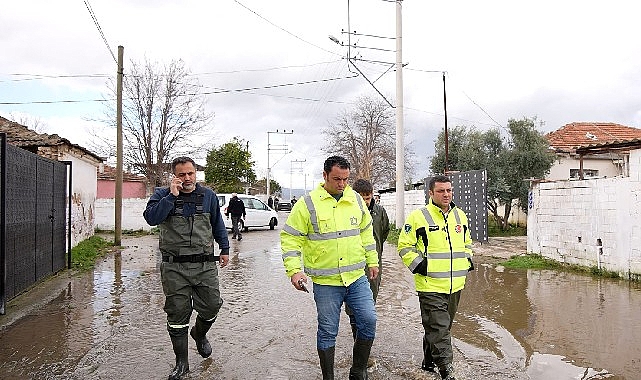 Torbalı’da etkisini artıran yoğun yağışlara karşı belediye ekipleri 60 mahallede