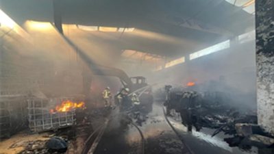 Torbalı’daki geri dönüşüm fabrikasında çıkan yangın, itfaiye ekiplerinin hızlı ve