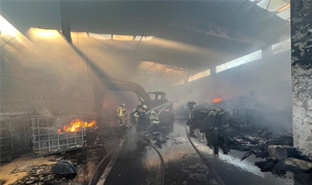 Torbalı’daki geri dönüşüm fabrikasında çıkan yangın, itfaiye ekiplerinin hızlı ve