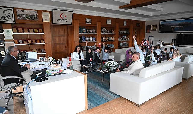 Özel Uğur Okulları Kemer Şubesi 2/A sınıfı öğrencileri, okul müdürü