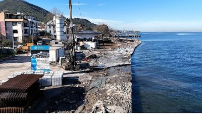 Kocaeli Büyükşehir Belediyesi, Gölcük Ulaşlı sahilini deniz taşkınlarından koruyacak çalışmalarda