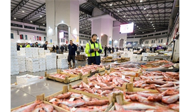 İzmir Büyükşehir Belediyesi'ne bağlı haller, “laf değil iş” diyerek Türkiye