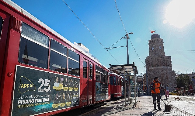 Antalya Büyükşehir Belediyesi, kadın istihdamına verdiği önemle hem hizmet kalitesini