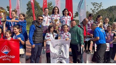 İzmir’de düzenlenen Okullar Arası Oryantiring İl Yarışması’nda Atatürk Ortaokulu öğrencileri