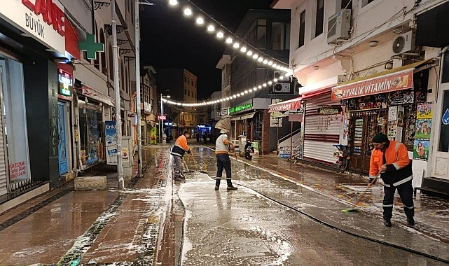 Ayvalık Belediyesi Temizlik İşleri Müdürlüğü ekipleri, Ramazan Bayramı öncesinde kent