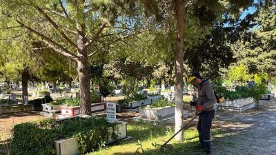 Ayvalık'ta Ramazan Bayramı öncesinde mezarlıklarda dip bucak temizlik ve bakım