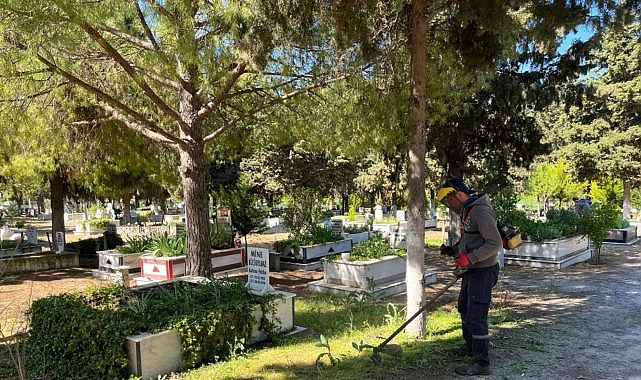 Ayvalık'ta Ramazan Bayramı öncesinde mezarlıklarda dip bucak temizlik ve bakım