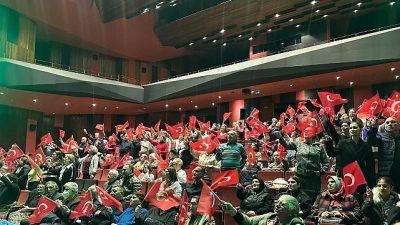 Çanakkale Zaferi’nin 111. yıldönümünde Bakırköy’de düzenlenen “Kahramanlık Türküleri Konseri”nde duygu
