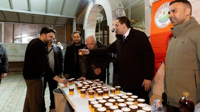 Balçova Belediyesi’nin Kadir Gecesi’nde düzenlediği iftar programında yüzlerce vatandaş aynı