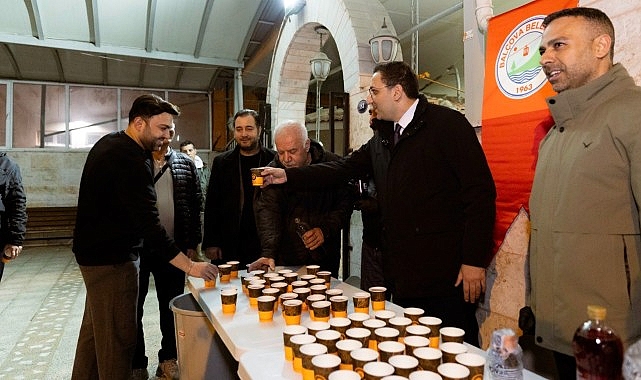 Balçova Belediyesi’nin Kadir Gecesi’nde düzenlediği iftar programında yüzlerce vatandaş aynı