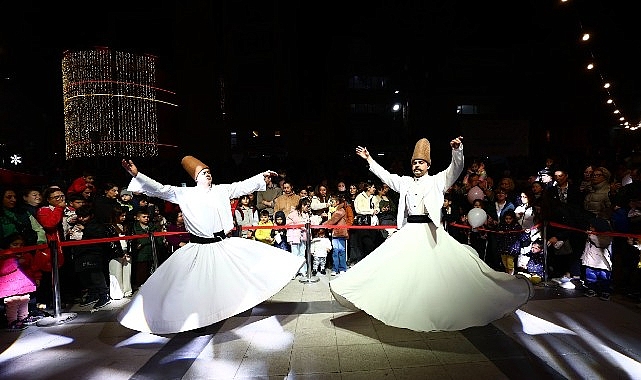 Balçova Belediyesi’nin düzenlediği Ramazan Şenliği’nde Cumhuriyet Meydanı doldu taştı. Geleneksel