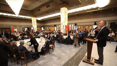 Kocaeli Büyükşehir Belediye Başkanı Tahir Büyükakın, iftar sofrasında Roman vatandaşlarla